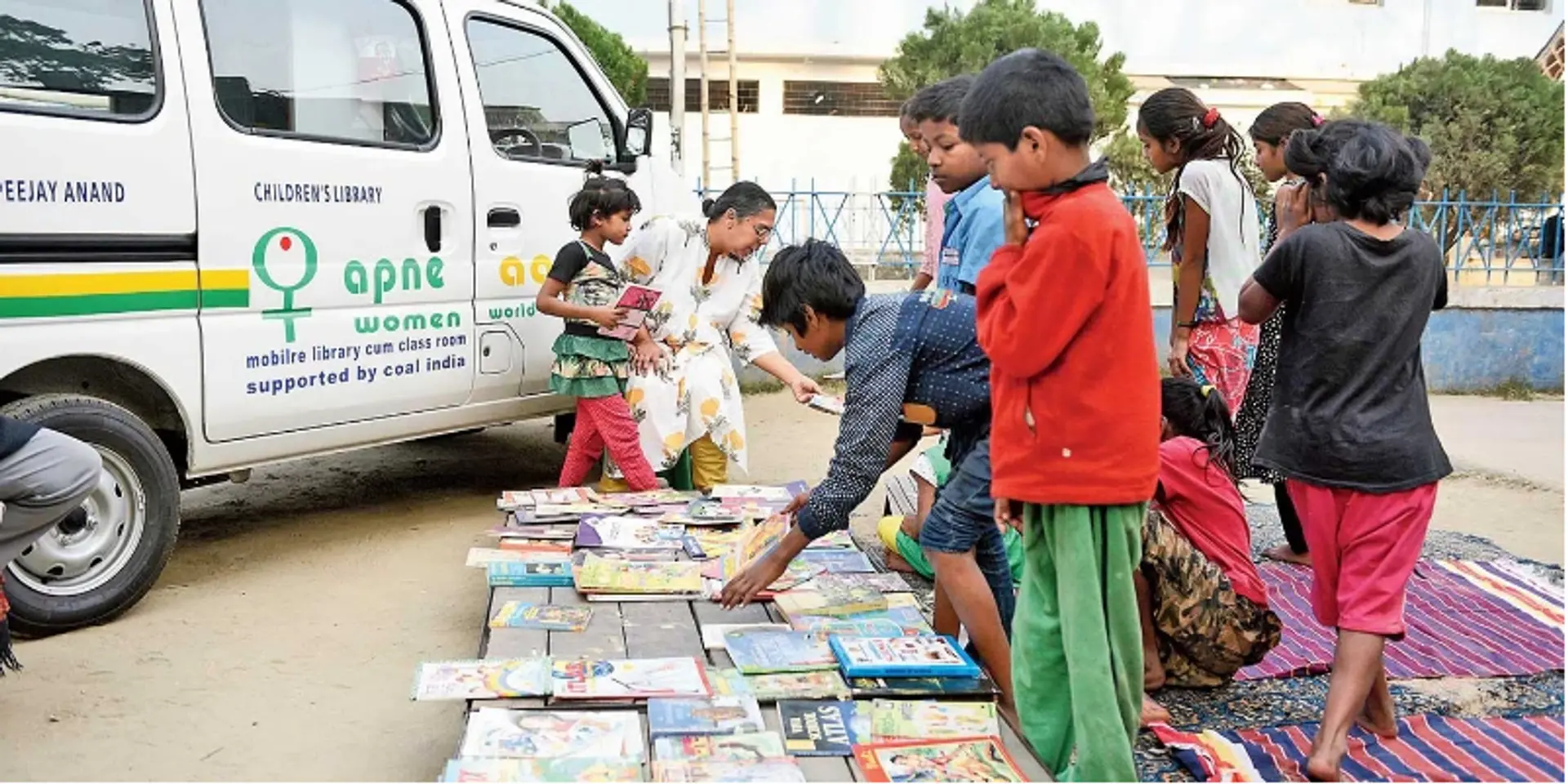 கொல்கத்தா பாலியல் தொழிலாளிகளின் குழந்தைகள் படிப்பிற்கு நடமாடும் நூலகம் அமைத்தை அரசு சாரா நிறுவனம்!