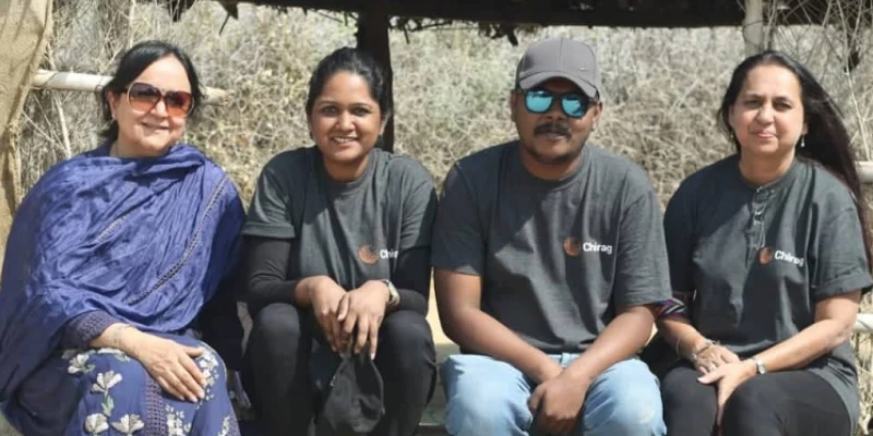 சூரியசக்தி மின் விளக்குகளை வழங்கி இந்திய கிராமப்புறங்களுக்கு வெளிச்சமூட்டும் பேராசிரியர்!