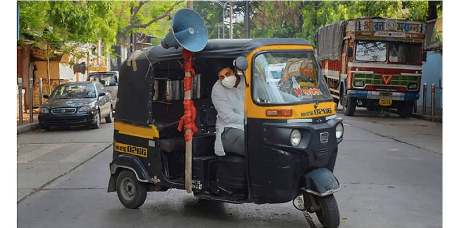 தன் திருமண சேமிப்புப் பணத்தில் ஏழைகளுக்கு உணவளிக்கும் ஆட்டோ ஓட்டுனர்!