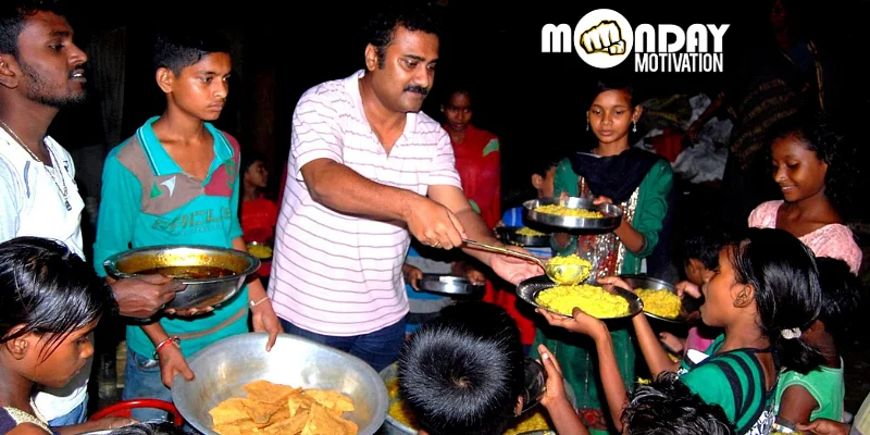 ஏழைக் குழந்தைகைளின் பசியை போக்கி, கல்வி மற்றும் மருத்துவ உதவி செய்யும் பேராசிரியர்!