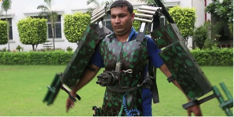 ராணுவ வீரர்களை காக்க ’அயர்ன் மேன்’ பாதுகாப்புக் கவசம் வடிவமைத்த இளைஞர்!