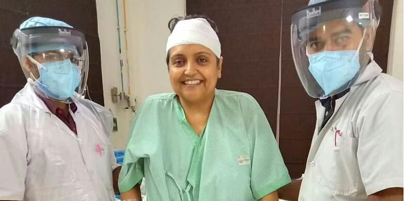 பாலியல் தொந்தரவுக்கு ஆளான பெண்ணை உயிரை பணயம் வைத்து காப்பாற்றிய கொல்கத்தா பெண்!
