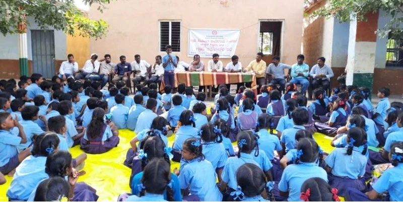 கிராமப்புற பள்ளி மாணவர்கள் இடைநிறுத்தலைக் குறைக்க புது முயற்சி எடுத்த ஆசிரியர்!