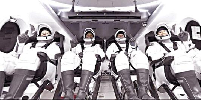 எலன் மஸ்க்-ன் கனவு நினைவாகியது: 4 விண்வெளி வீரர்களுடன் விண்வெளிக்கு புறப்பட்ட SpaceX டிராகன்!