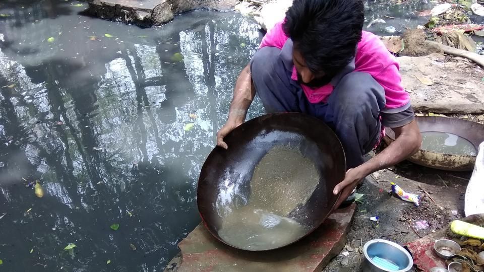 சேற்றிலும், குப்பைகளிலும் ’தங்கவேட்டை’- நாளொன்றுக்கு கிடைக்கும் 1 லட்ச ரூபாய் தங்கம்! 