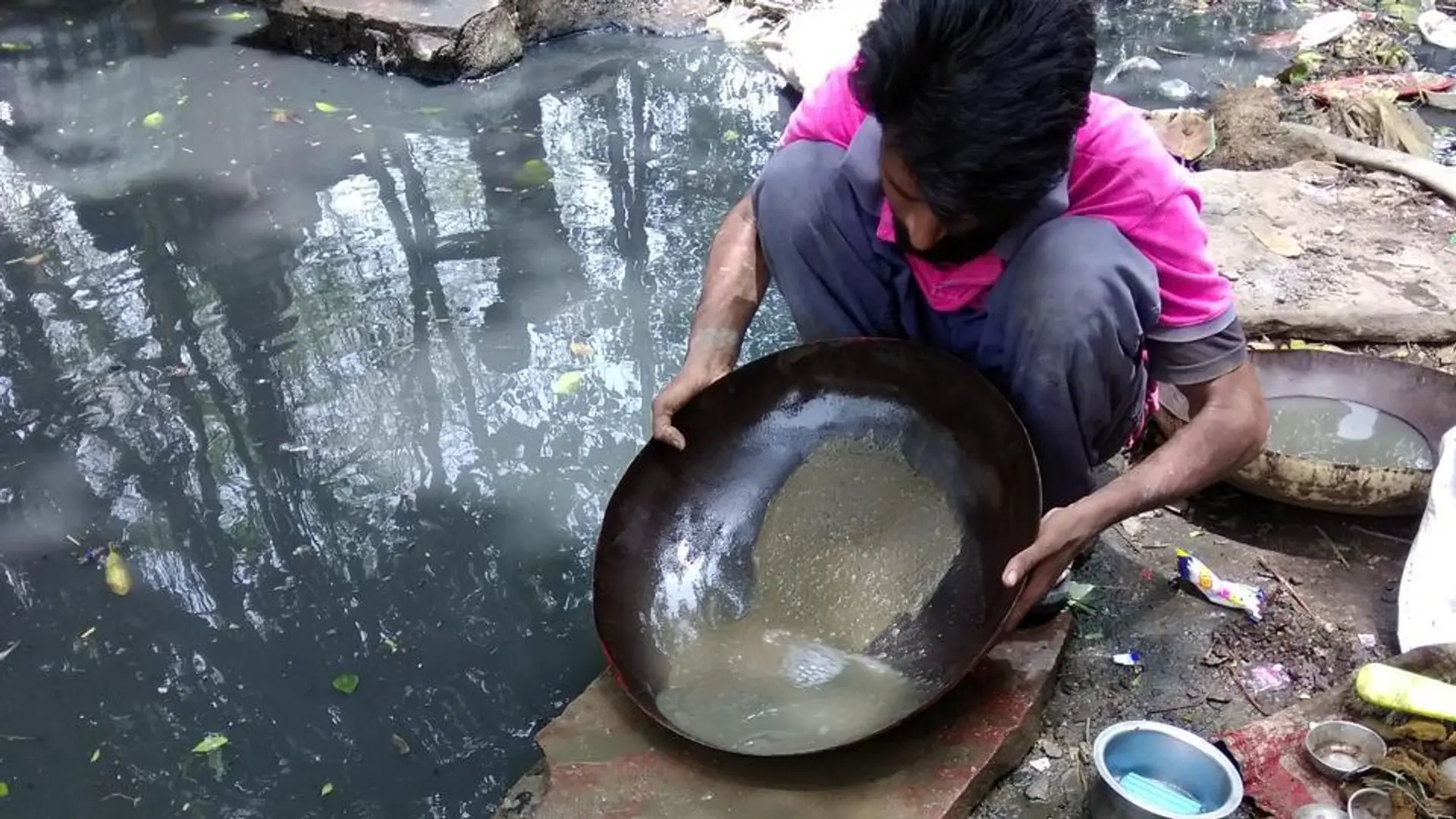 சேற்றிலும், குப்பைகளிலும் ’தங்கவேட்டை’- நாளொன்றுக்கு கிடைக்கும் 1 லட்ச ரூபாய் தங்கம்!