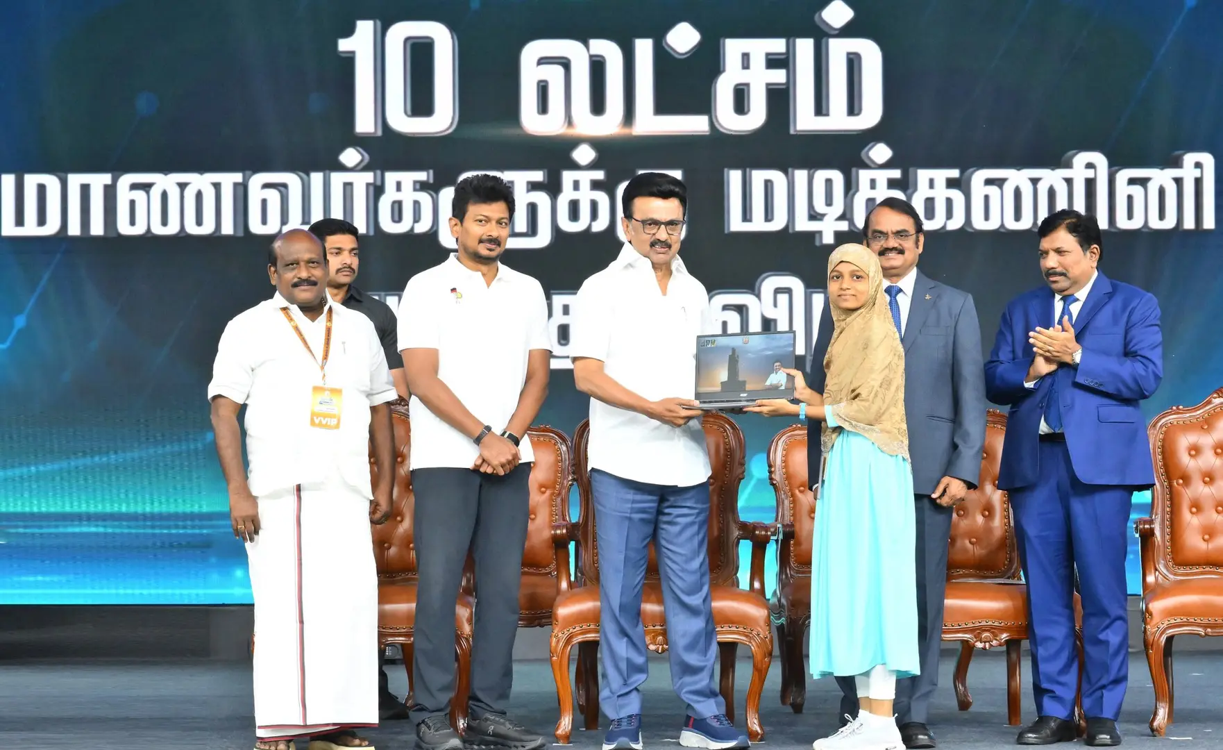 'உலகம் உங்கள் கையில்' - 20 லட்சம் மாணவர்களுக்கு இலவச லேப்டாப் திட்டம் தொடக்கம்!