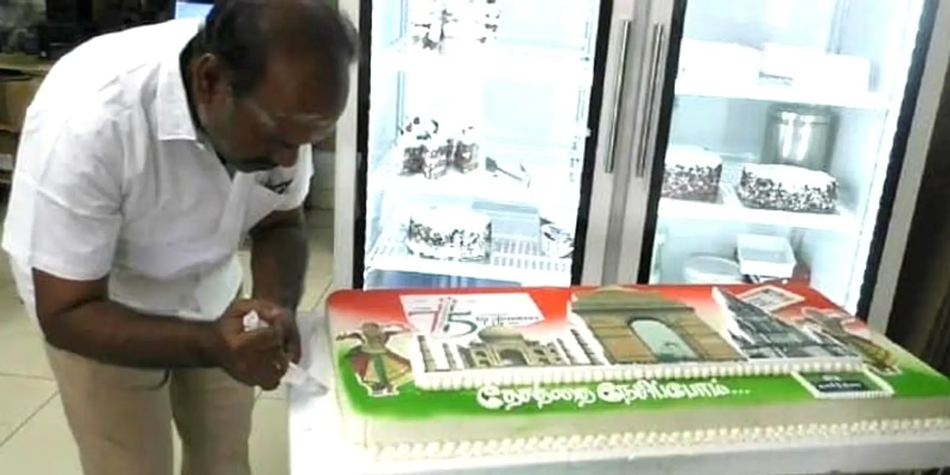 கண், அருவி, கேக், விண்வெளி, என விதவிதமாக கொண்டாடப்படும் 75வது சுதந்திரத் தின விழா!