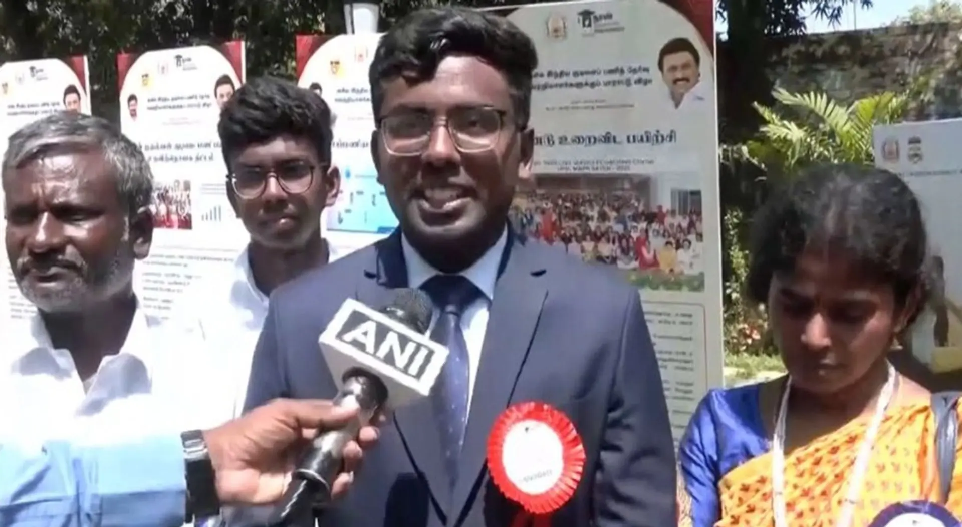 அப்பா செங்கல்சூளை கூலி; அம்மா தையல் தொழிலாளி - ஐஏஎஸ் ஆகப்போகும் 22 வயது நெல்லை இளைஞர்!