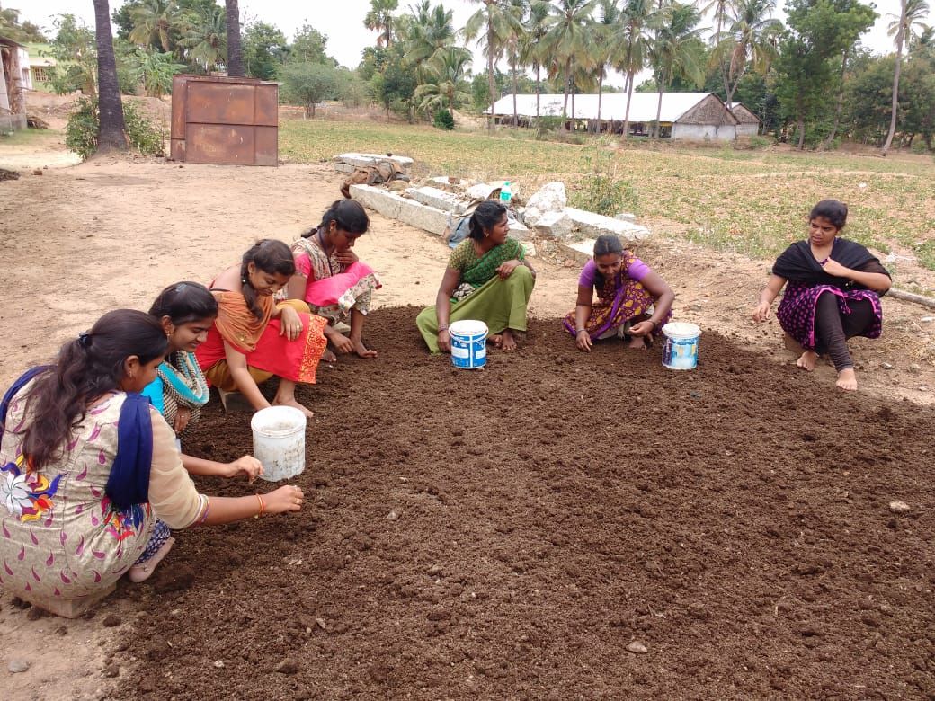 மண்புழு உரம் தயாரிப்பு மூலம் வருமானம் ஈட்ட உதவும் இயற்கைக் காதலர்!