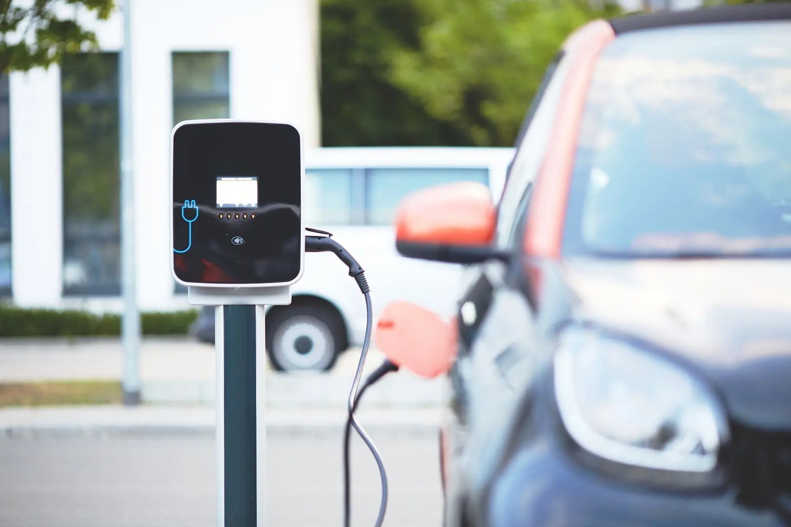 Why do electric vehicle startups often fail to take off?