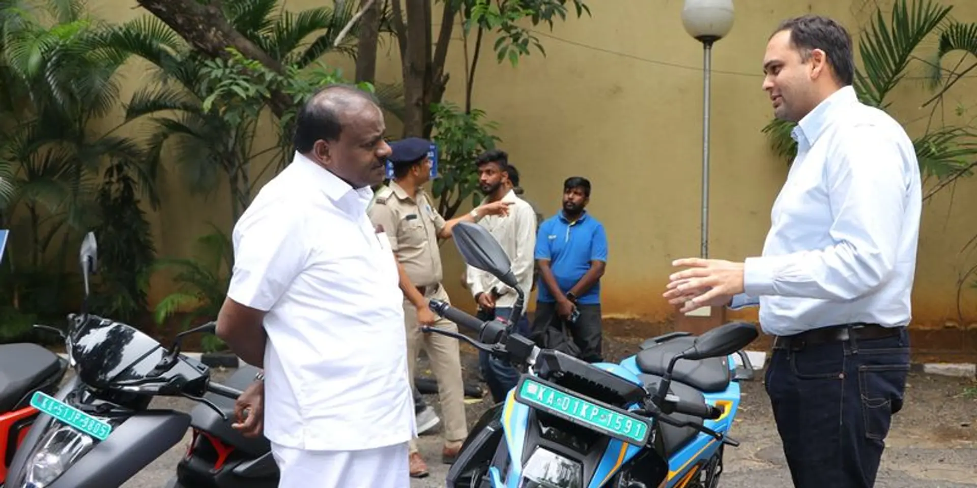 Kumaraswamy holds talks with electric two-wheeler makers