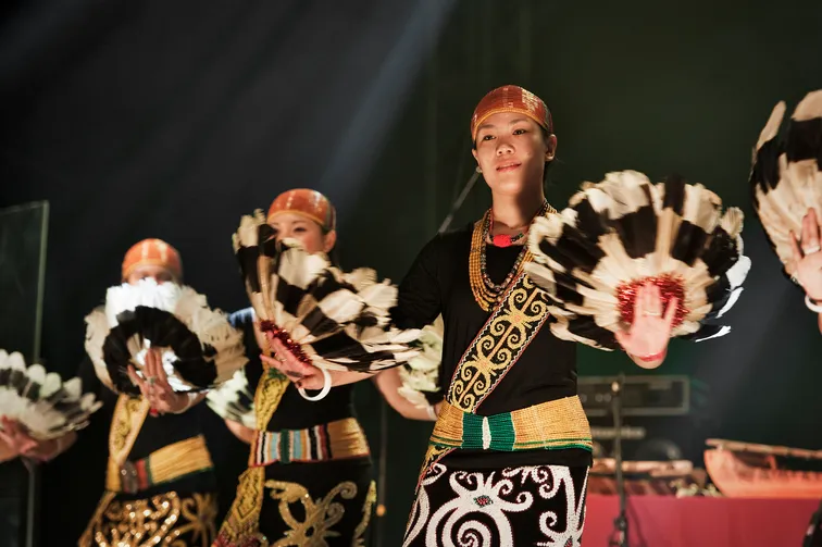 Orang Ulu dancers