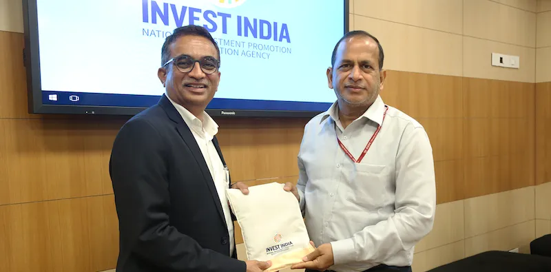 Rajen Vagadia, VP and President, Qualcomm India with Ramesh Abhishek, Secretary, Department of Industrial Policy and Promotion (DIPP) 