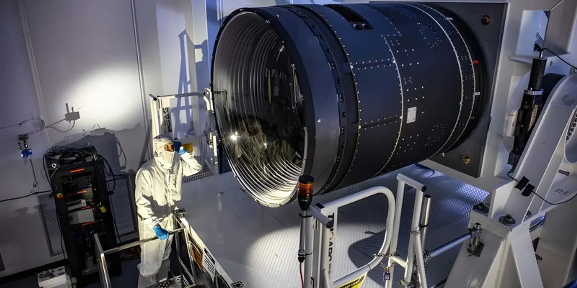 World's Largest 3,200 Megapixel Digital Camera: Shedding Light on Dark Matter and Energy