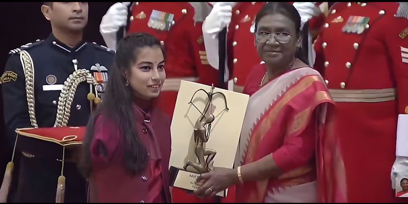 Sheetal Devi Armless Para-Archer received the Arjuna Award from President Murmu