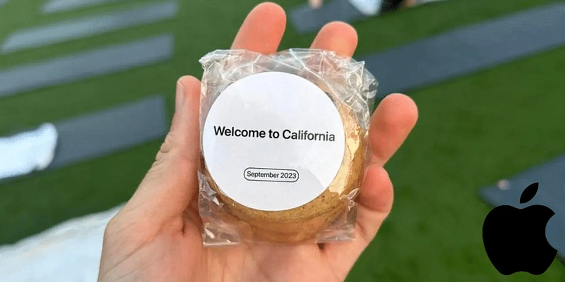Apple trolled for Distributing Plastic-Wrapped Cookies Amid Eco-Friendly Vows