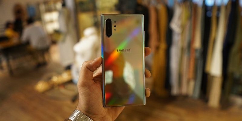 Smartphone shipments hit a record high ahead of Diwali, but feature phones slow down