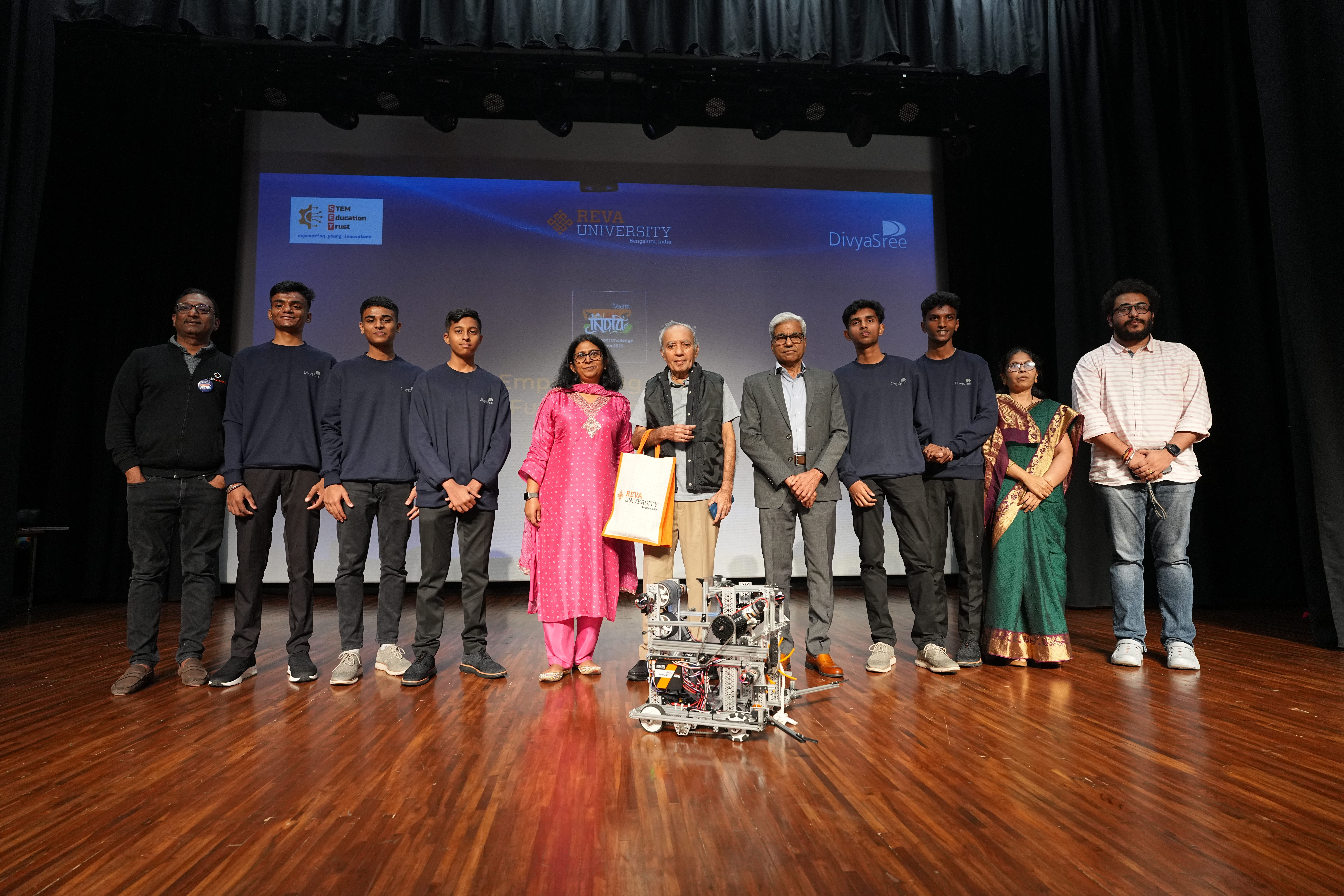 De Bangalore a Panamá: cómo cinco estudiantes de una escuela pública construyen un robot que los lleva al escenario mundial De Bangalore a Panamá: cómo cinco estudiantes de una escuela pública construyen un robot que los lleva al escenario mundial