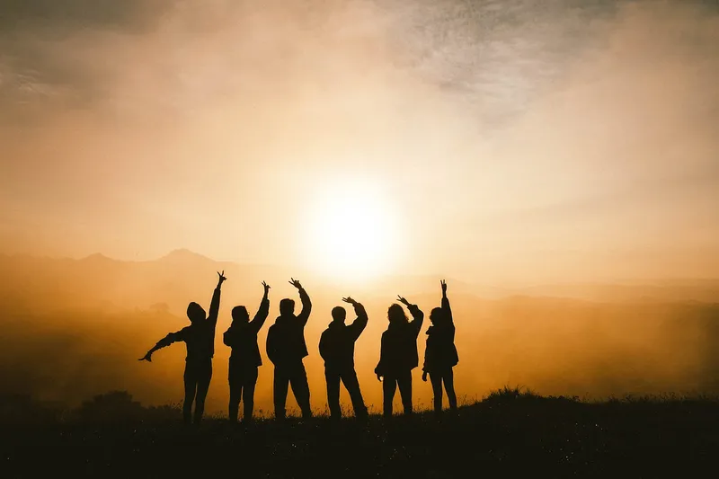 silhoutte of friends