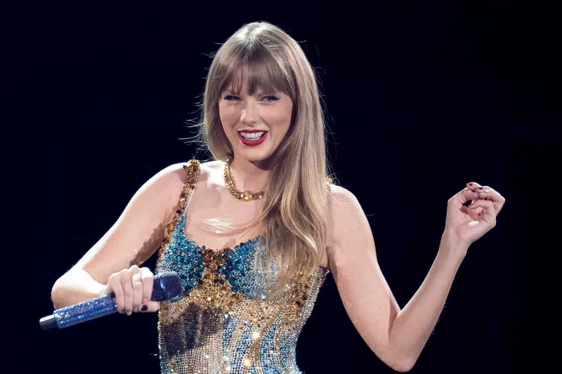 taylor swift performing in her concert