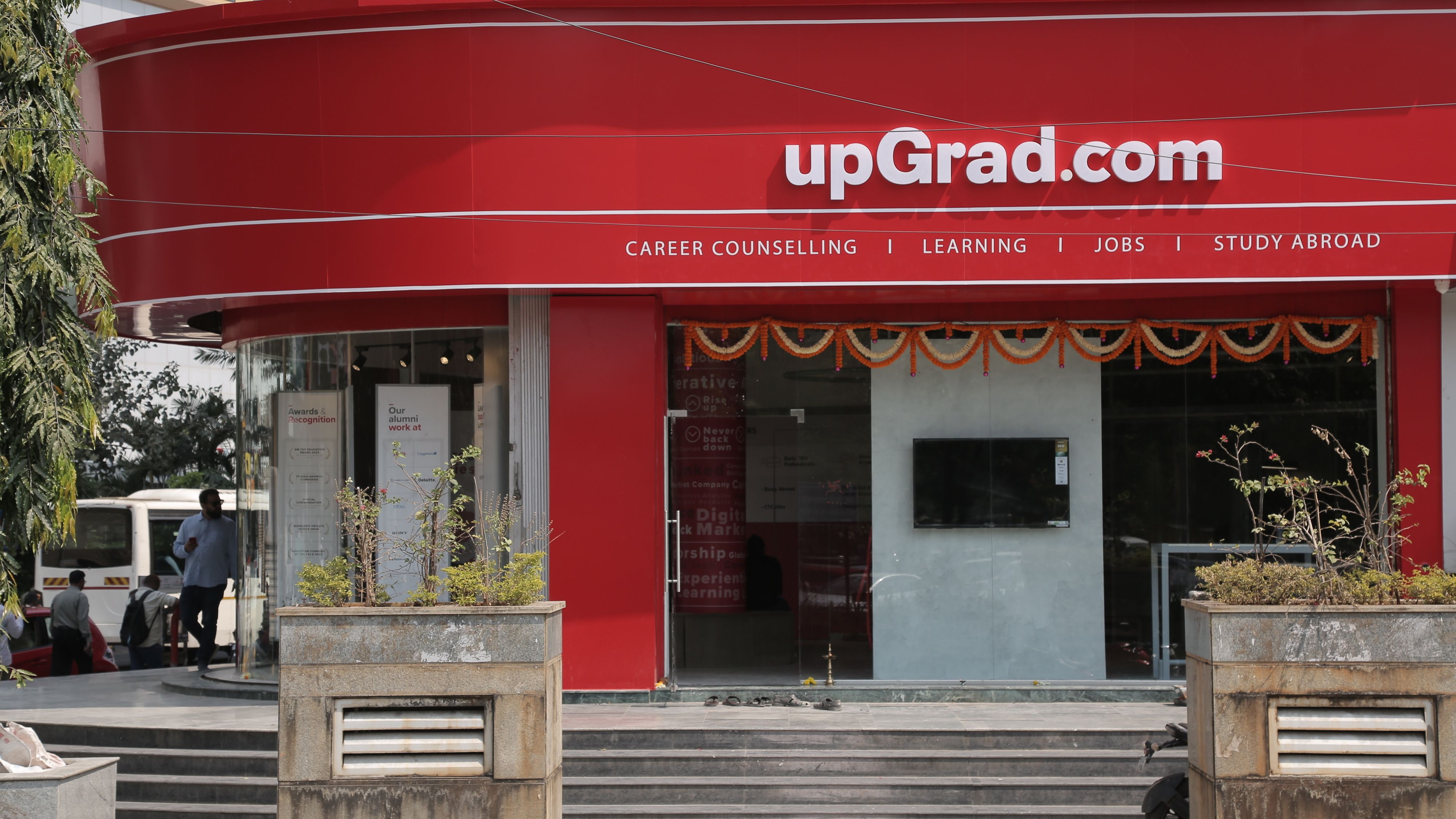 upGrad earmarks Rs 100 Cr for 100 offline counselling and learning centres 
