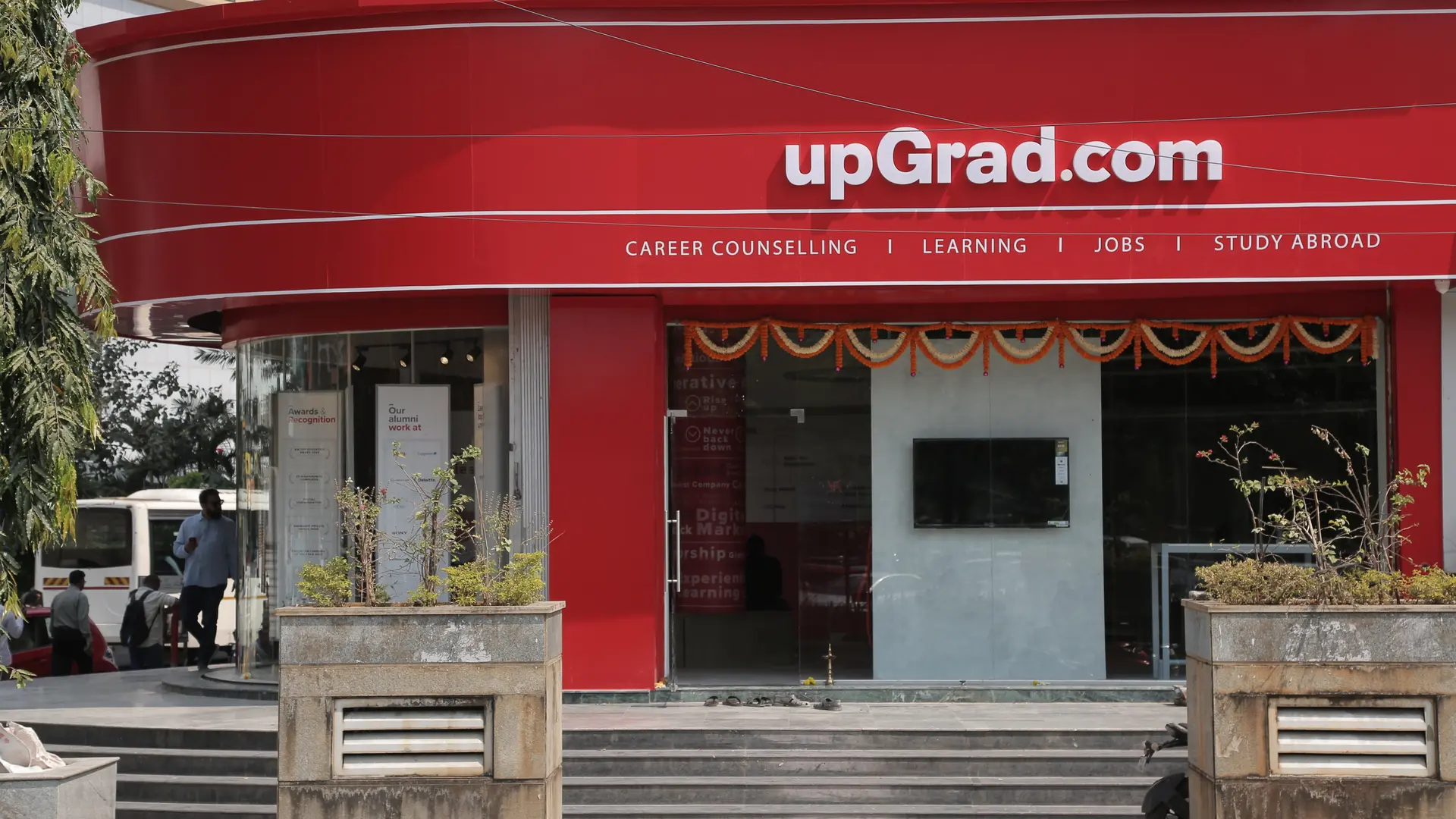 upGrad earmarks Rs 100 Cr for 100 offline counselling and learning centres