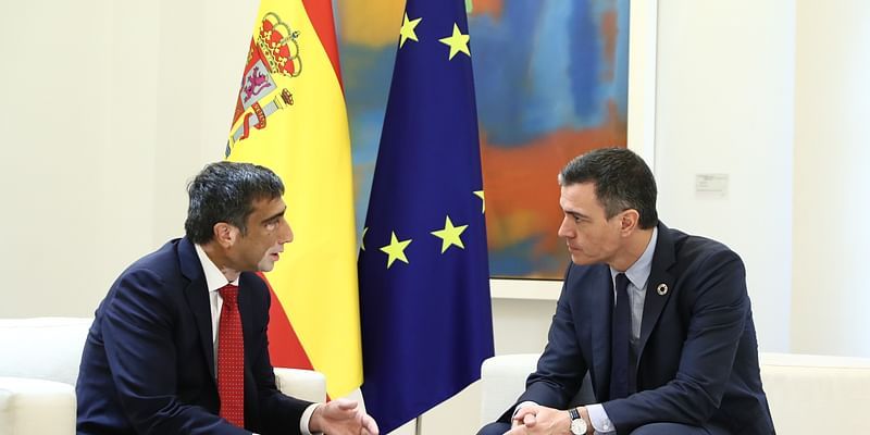 The Spanish Prime Minister Pedro Sánchez receives GlobalLogic CEO Nitesh Banga