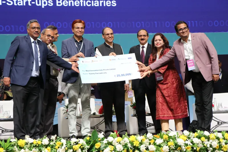 Mool's co-founders Seemant & Subhashree receiving check from MEITY Joint Secretary 