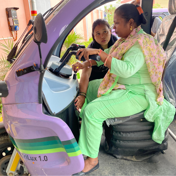 Woman gets 1 Euro coin from rickshaw driver instead of Rs 5, netizens call  it 'vishwaguru behaviour' - BusinessToday