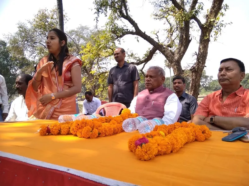 Dolly giving a speech at a village meeting