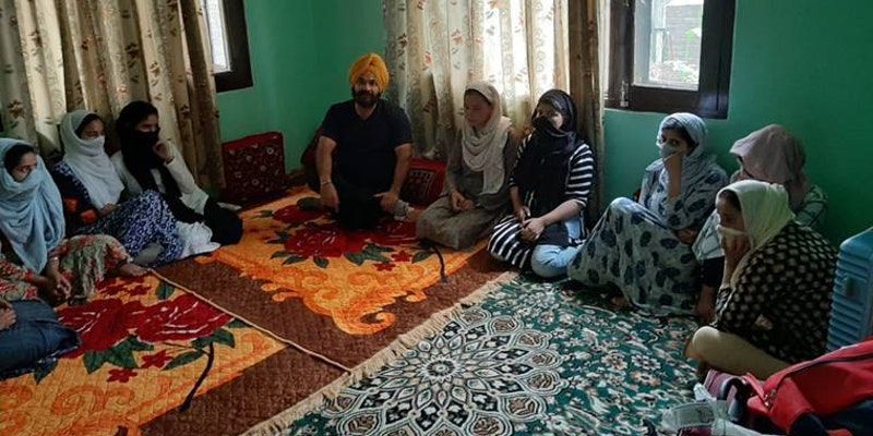 This Pune-based engineer helped 32 Kashmiri women reunite with their families

