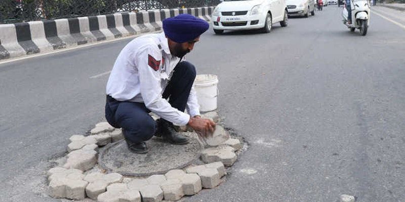 This traffic constable from Ludhiana is fixing potholes to  assure safe commute