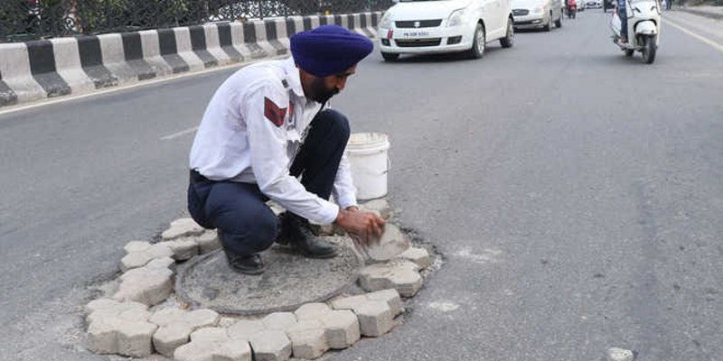 This traffic constable from Ludhiana is fixing potholes to  assure safe commute