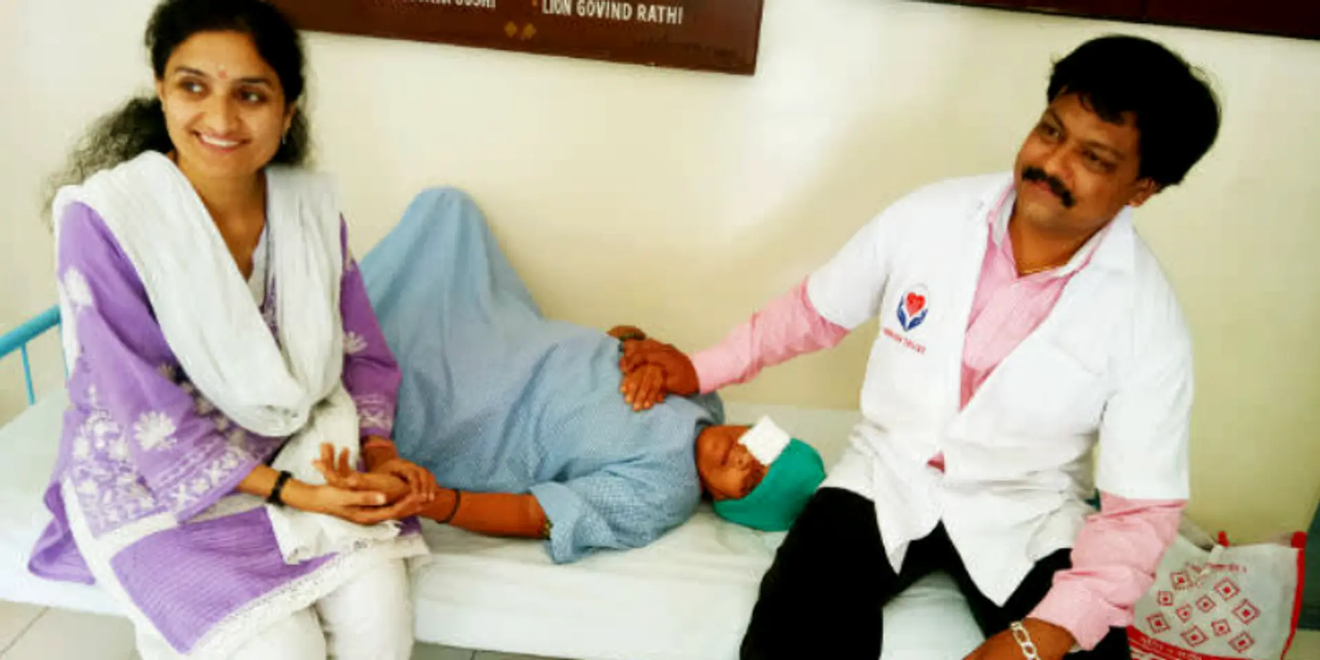 From doctor to entrepreneur: this Pune doctor provides free medical treatment to beggars