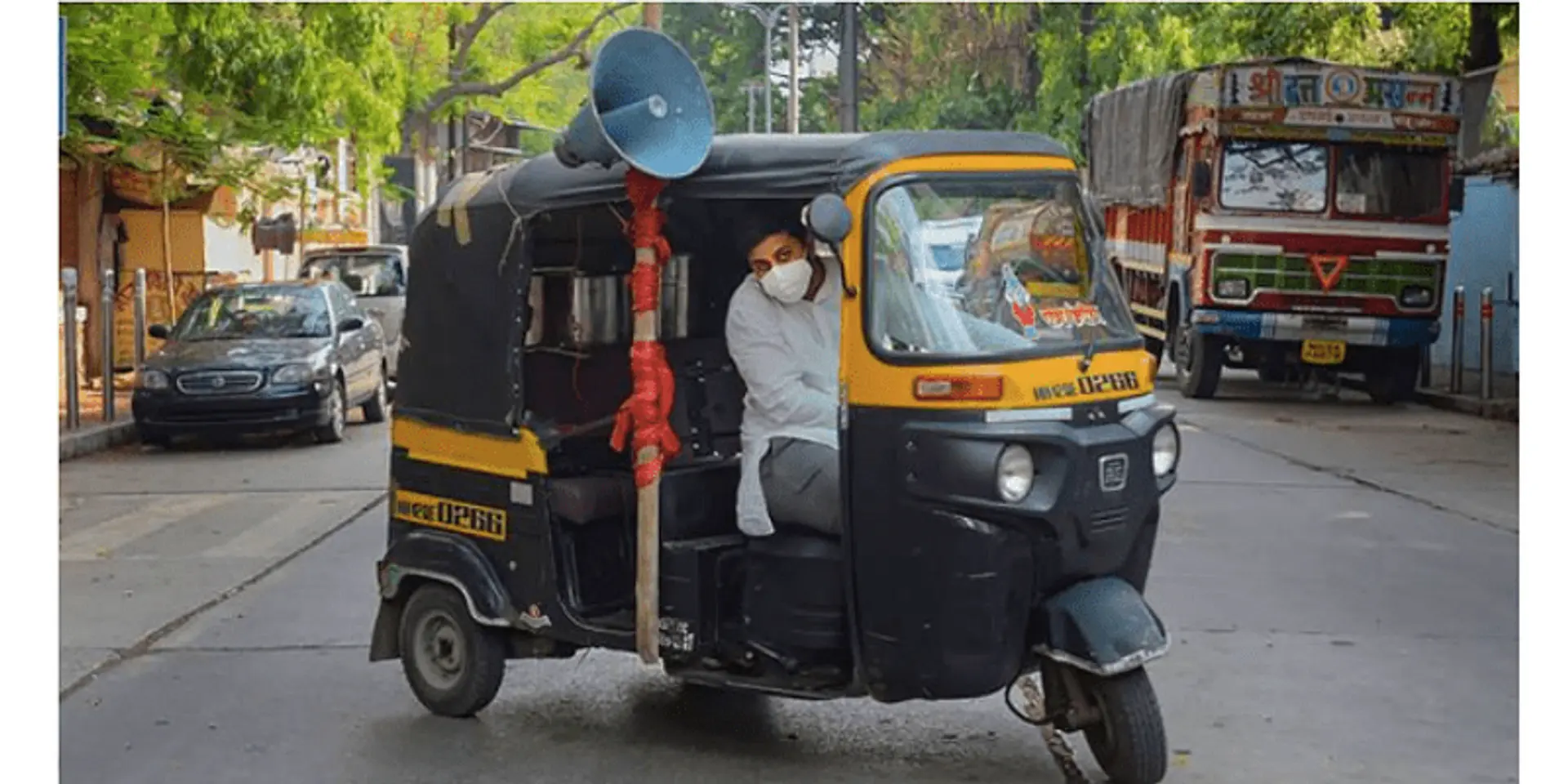 Pune-based auto-rickshaw driver foregoes wedding expenditure to provide meals to migrant labourers