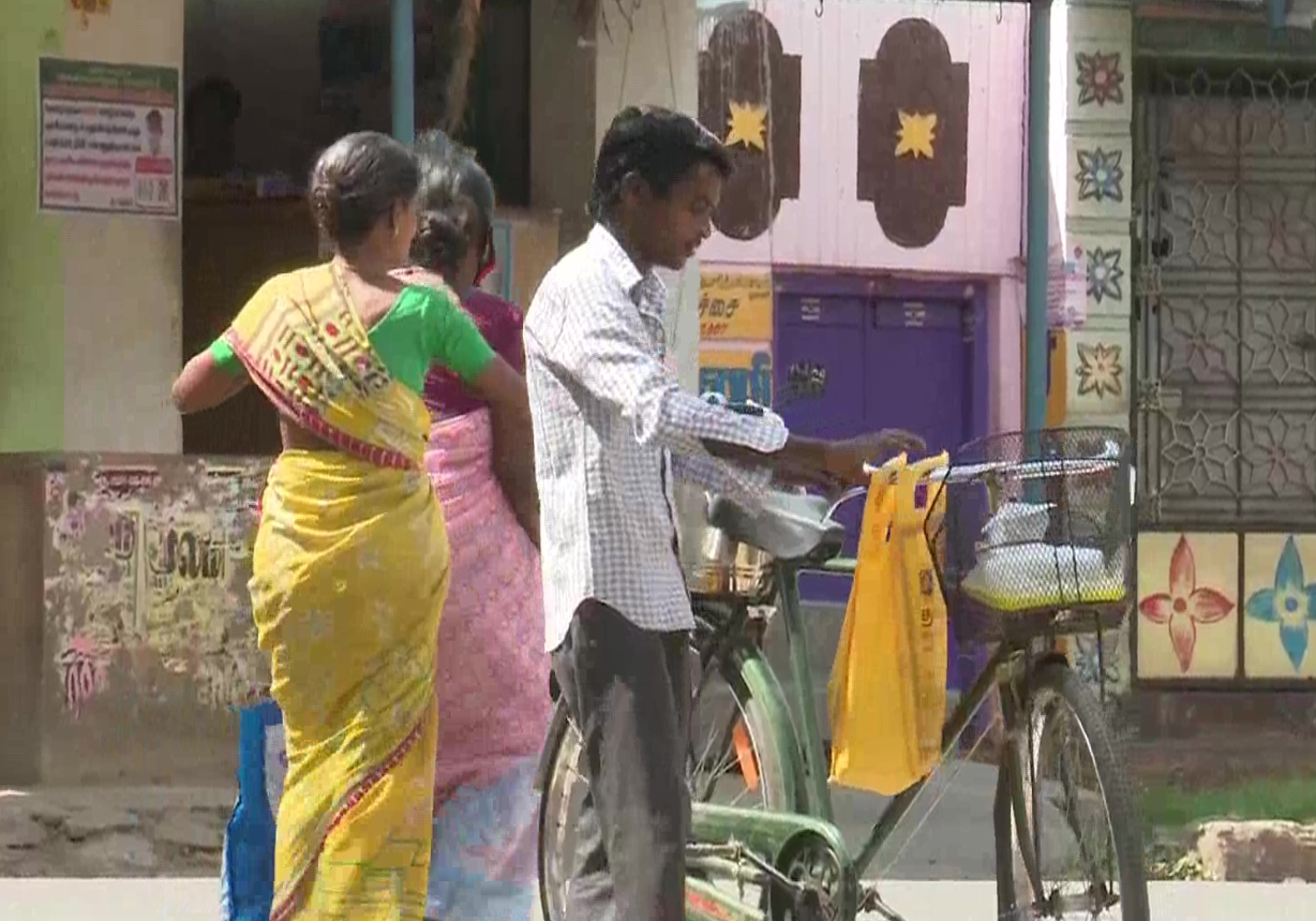 Tea seller in Madurai spends part of his income to feed the needy amid COVID-19 crisis