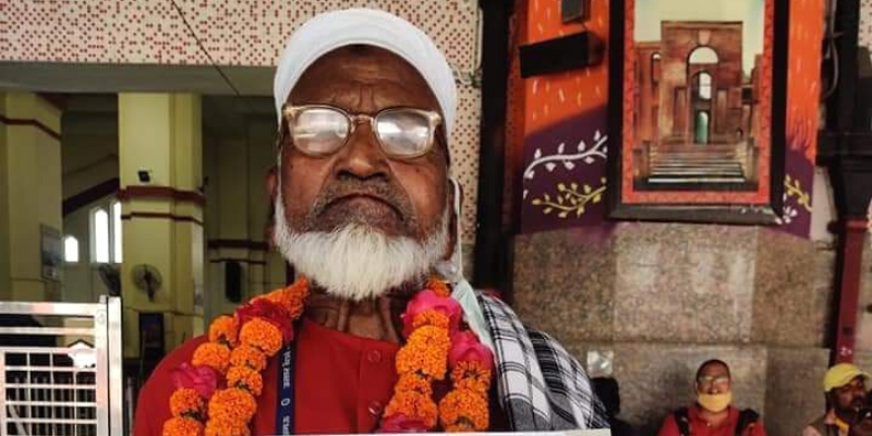 This 80-year-old coolie is helping migrant workers carry their luggage free of cost