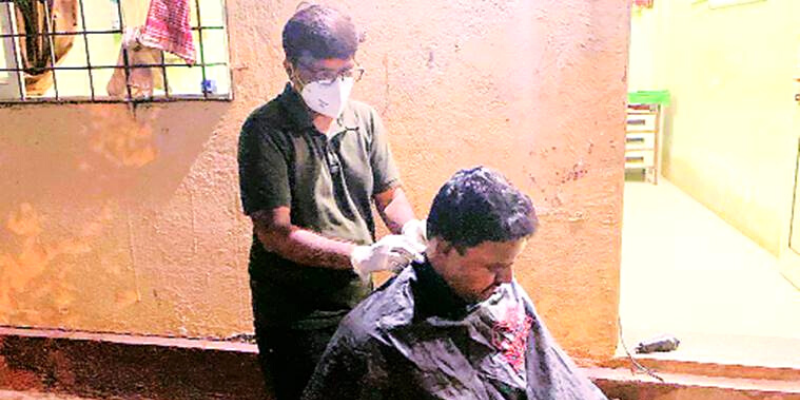 This 40-year-old barber is offering free services to frontline COVID-19 workers in Mumbai