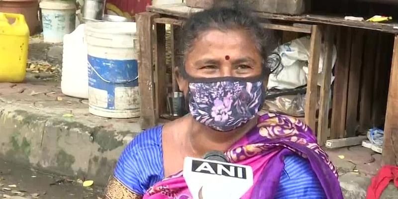 This flower-seller from Mumbai stood for 7 hours in the rain, warning vehicles of an open manhole