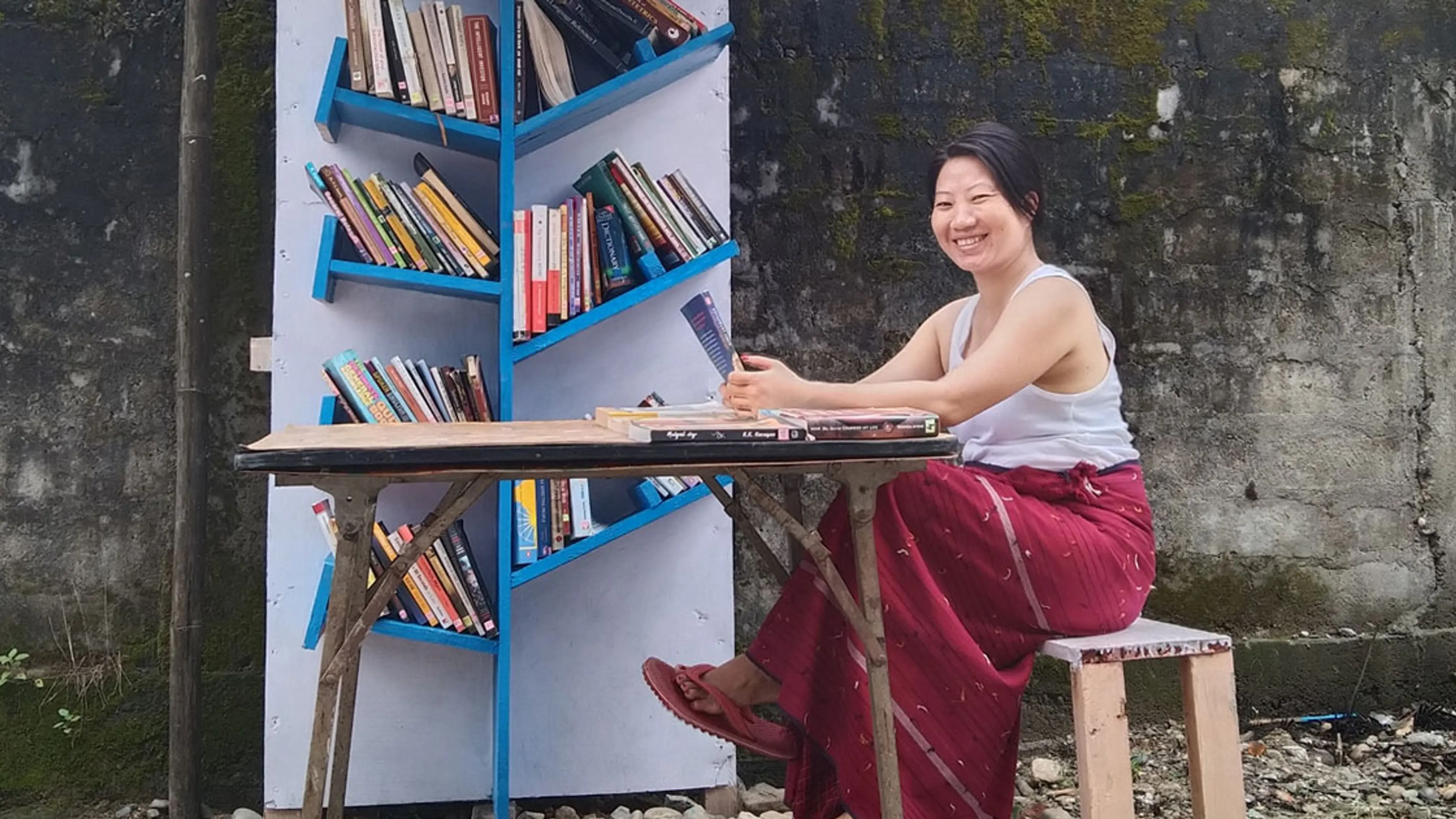 Meet 30-year-old Ngrurang Meena who has set up a free roadside library in Arunachal Pradesh