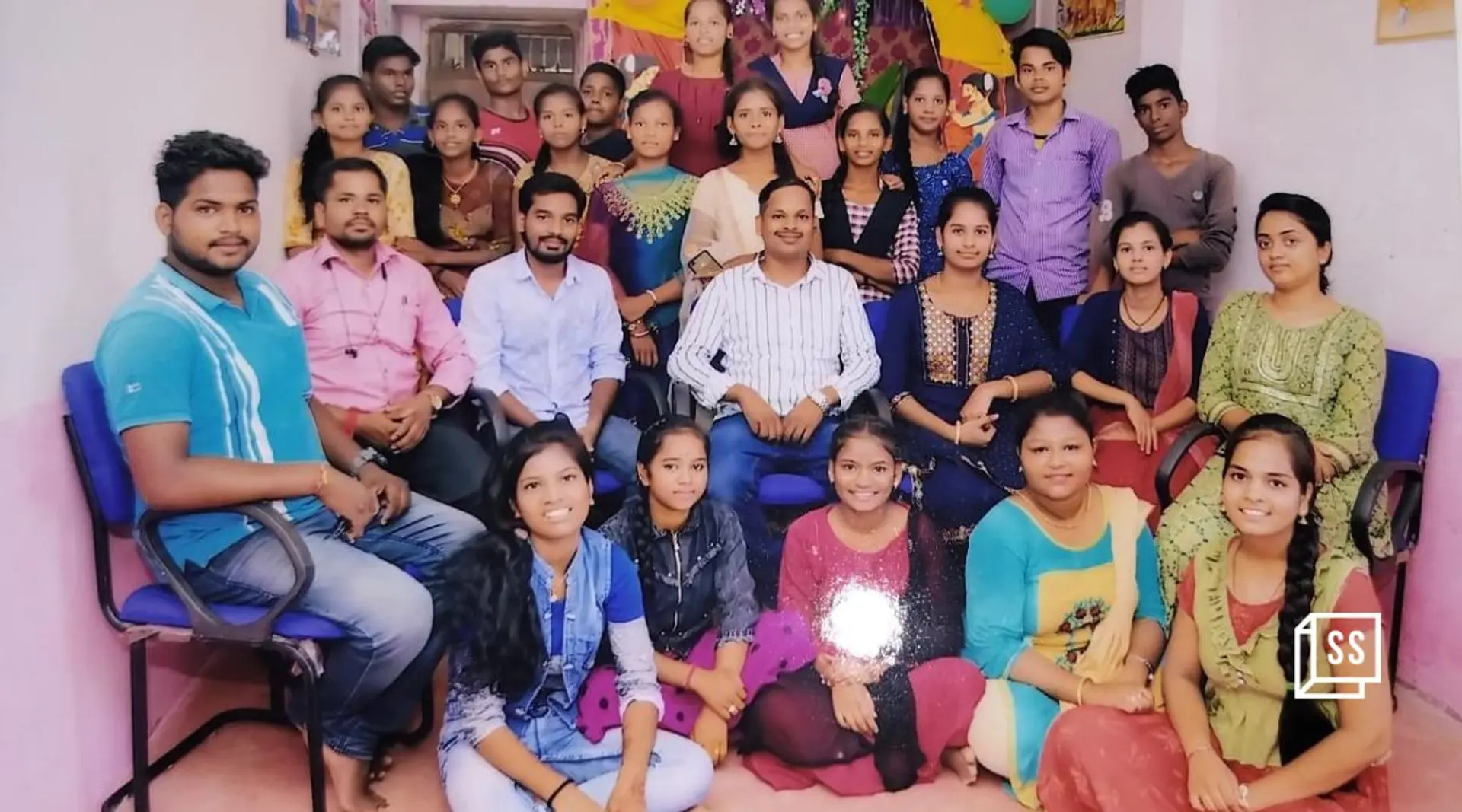 This man from Odisha teaches underprivileged children by the day, works as a porter at night
