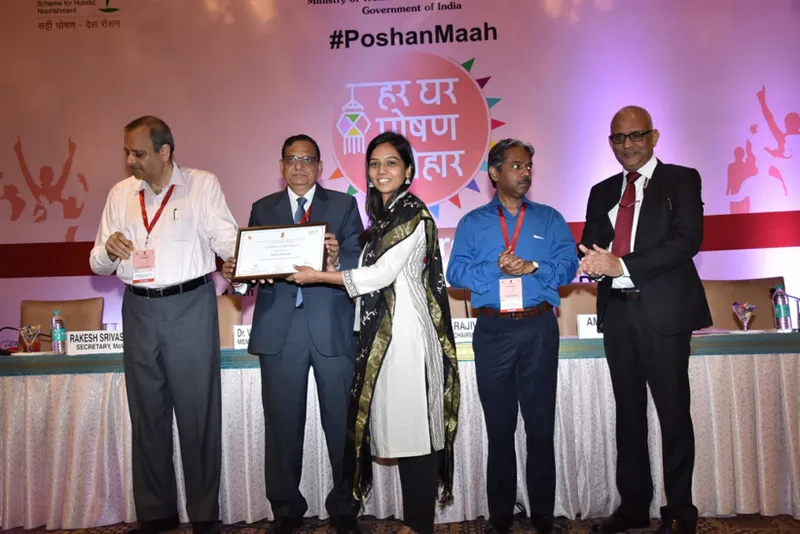 A Swasth Bharat Prerak being recognised for her work with the communities by the Government of India