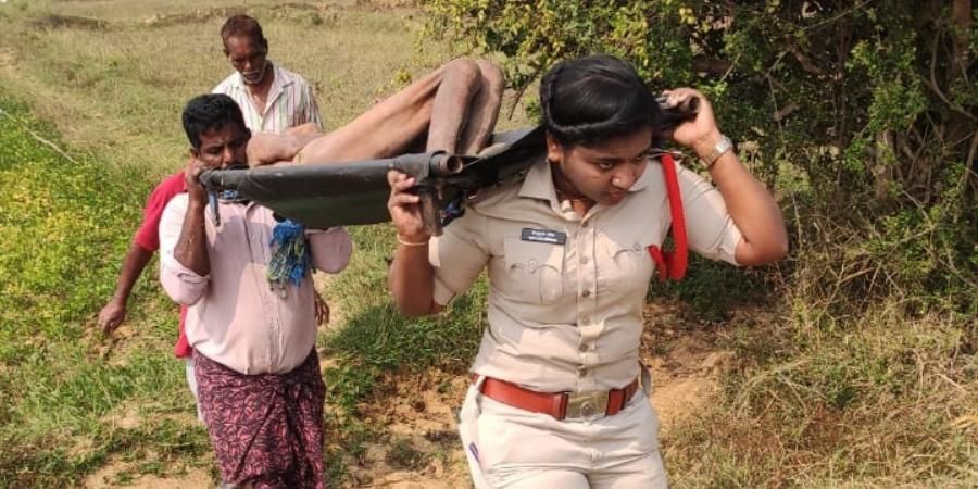 Woman SI carries unclaimed dead body for two kilometres and arranges for final rites