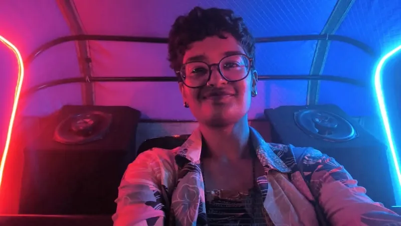 Dee, Queer person