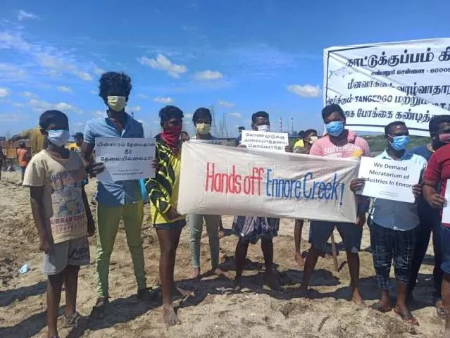 Fishermen from eight villages—including Nettukuppam, Periyakuppam, and Chinnakuppam around Ennore—organised protests demanding inclusion in state compensation for losses after the oil spill.