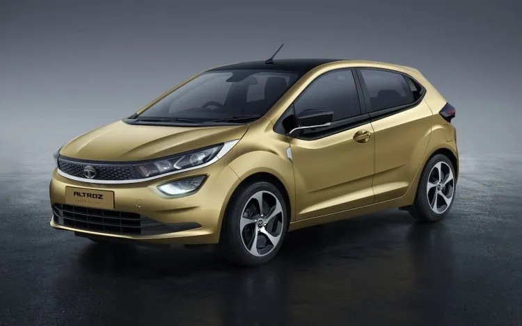 Tata Altroz front three quarters