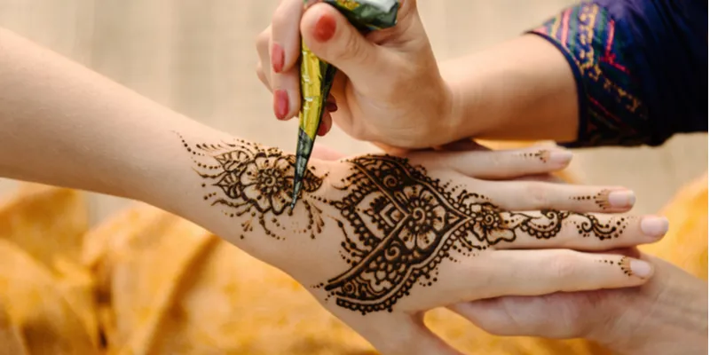 Henna artist