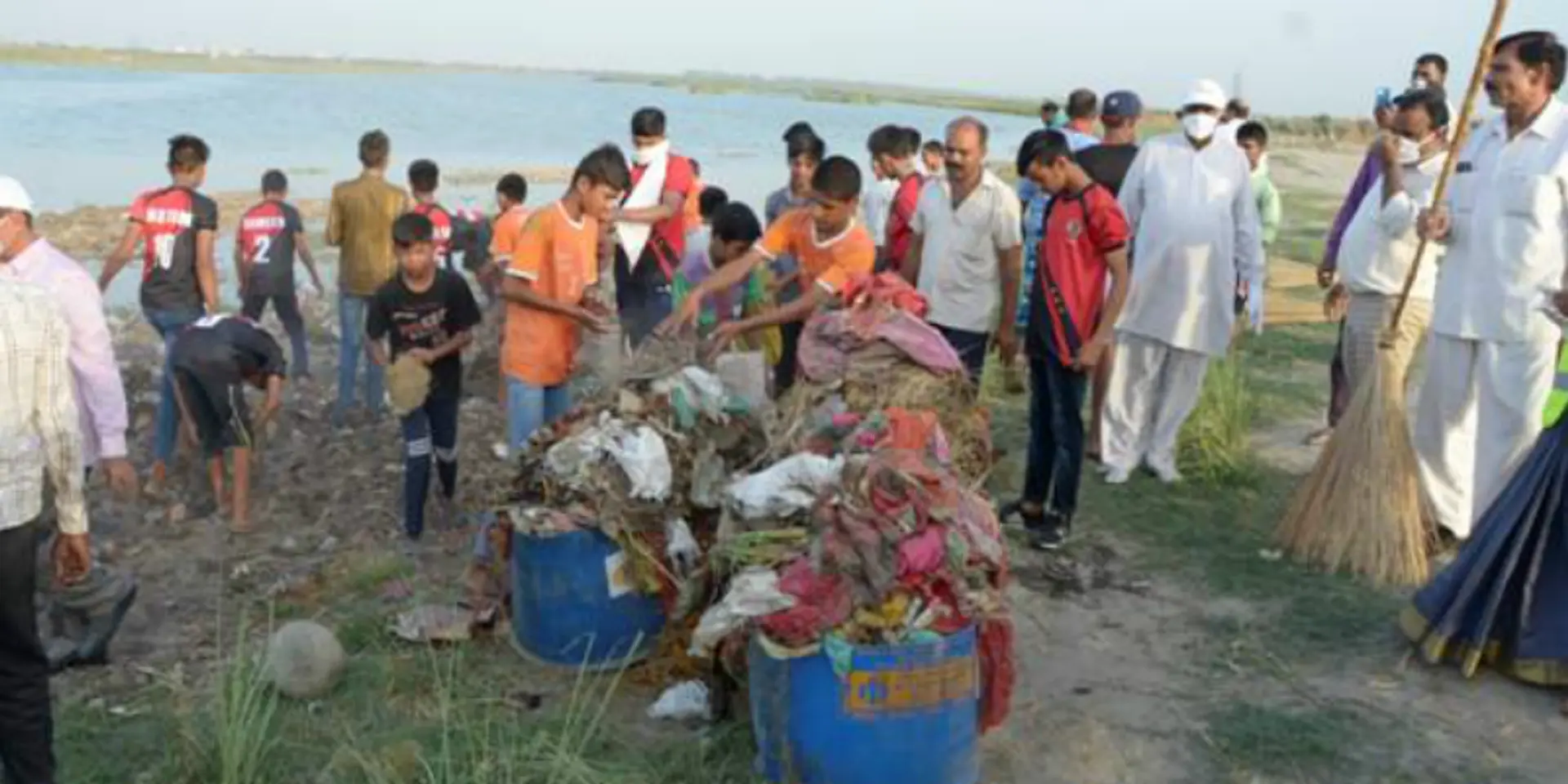 Khadi Commission adopts village near Yamuna for Swachhata Abhiyaan