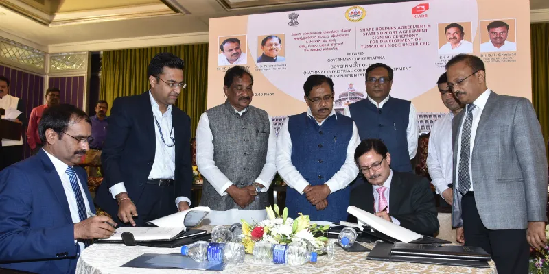 Alkesh Kumar Sharma CEO (sitting second from right) along with Gaurav Gupta (right), Principal Secretary, Department of Industries and Commerce, Government of Karnataka, signing the MoU
